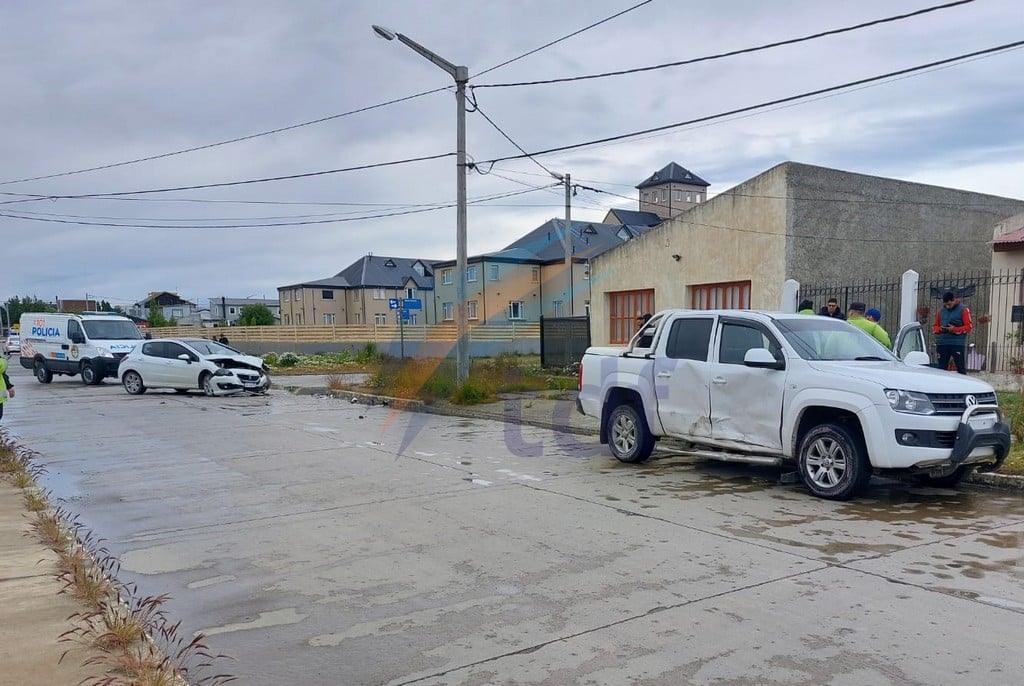 Violento Choque Entre Auto Y Camioneta Deja Una Mujer Herida