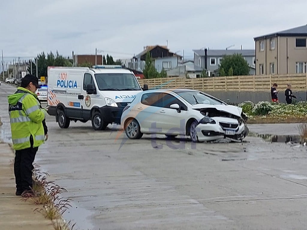 Violento Choque Entre Auto Y Camioneta Deja Una Mujer Herida