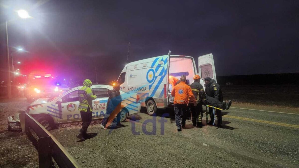 Tres policías hospitalizados tras chocar contra un guardarraíl