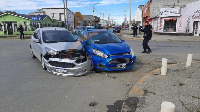 Violento Choque Con Importantes Daños Materiales Y Una Conductora Trasladada Al Hospital 9302