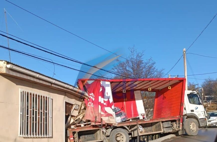 Un camión impactó contra una vivienda en Ushuaia