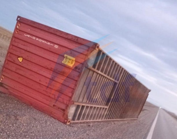 Ráfagas de viento tiraron un container desde un camión en ruta 3