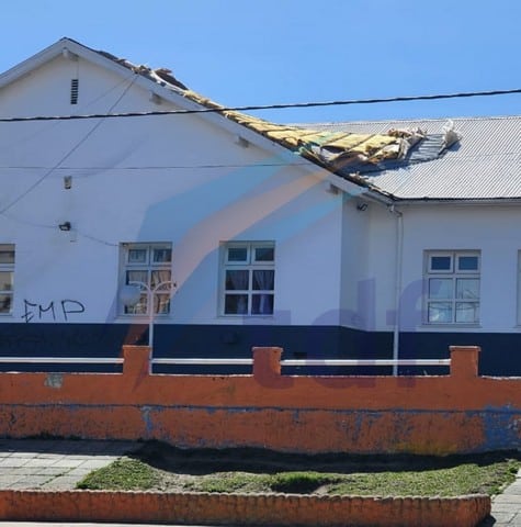 Se voló el techo de la escuela 2 de Río Grande