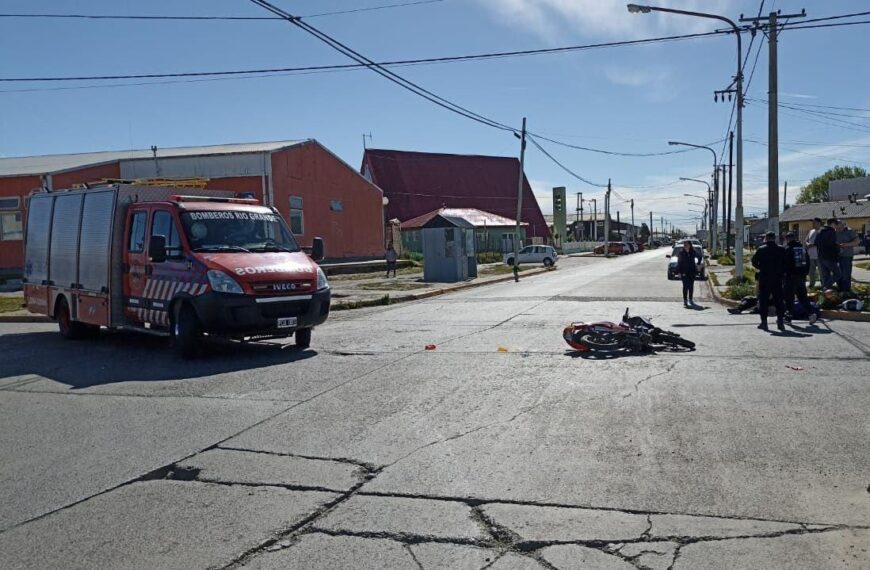 Dos jóvenes heridos en un choque en Roldan y Estrada