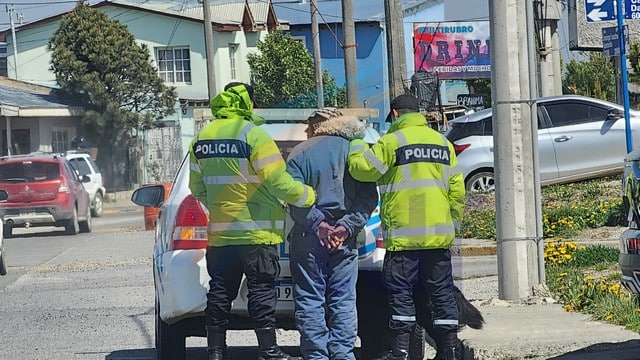 Un hombre detenido por golpear a otro a la salida de un pet shop