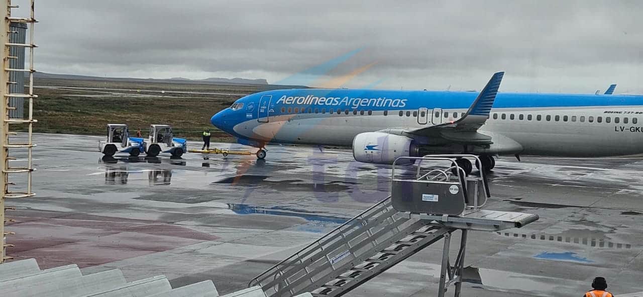 Un avión de aerolíneas salió demorado debido a desperfectos en el remolcador que funciona en la pista