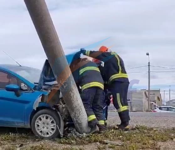 Conductor realizaba sobrepasos por banquina e impactó contra una columna