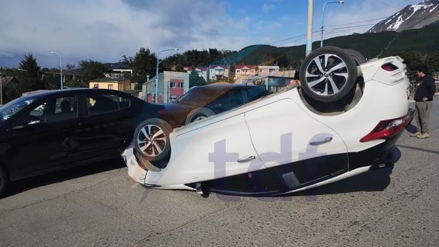 Chocó autos estacionados y terminó volcando en Ushuaia