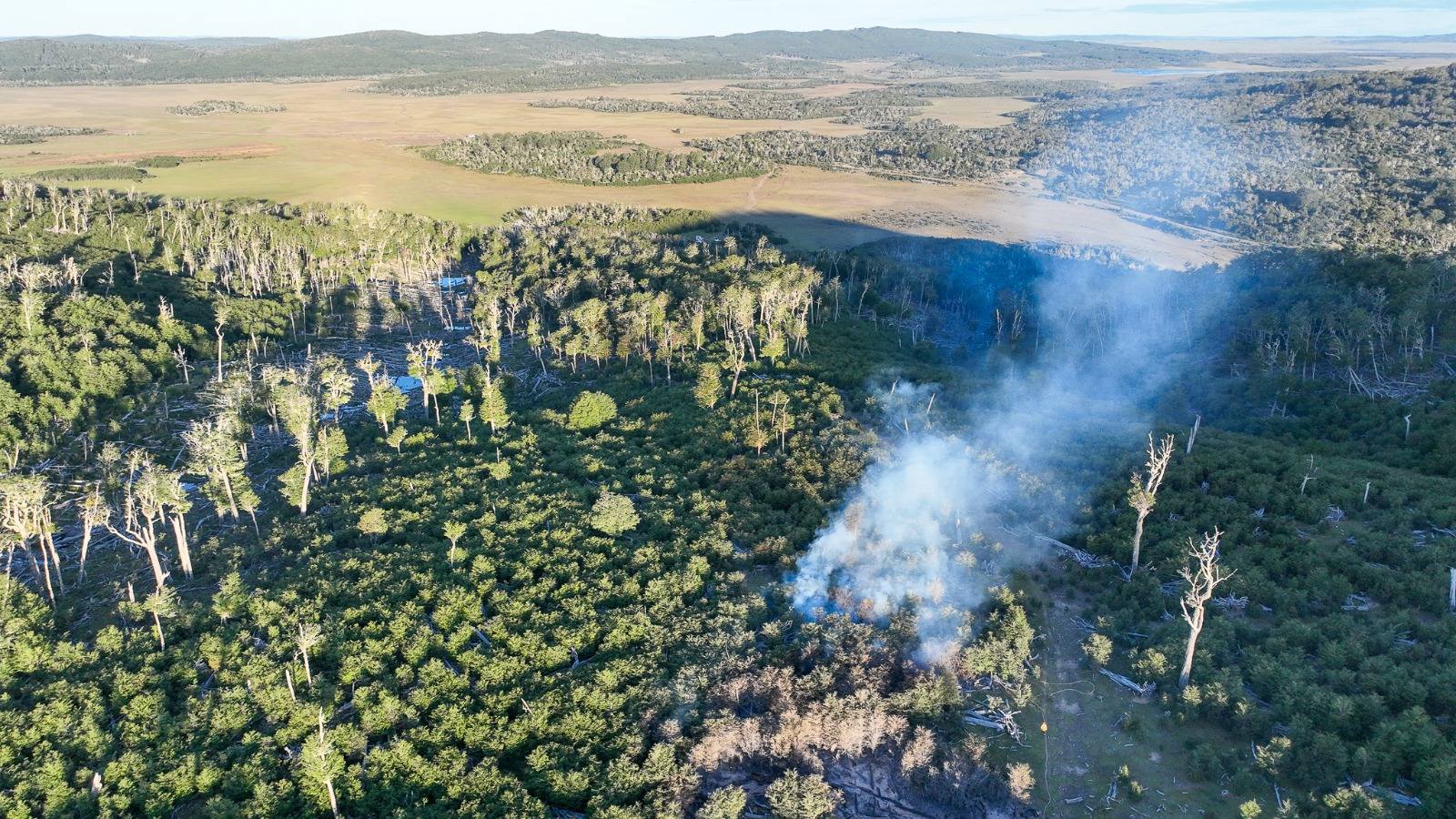 Brigadistas trabajan para evitar la propagación del incendio detectado en la Estancia San Justo