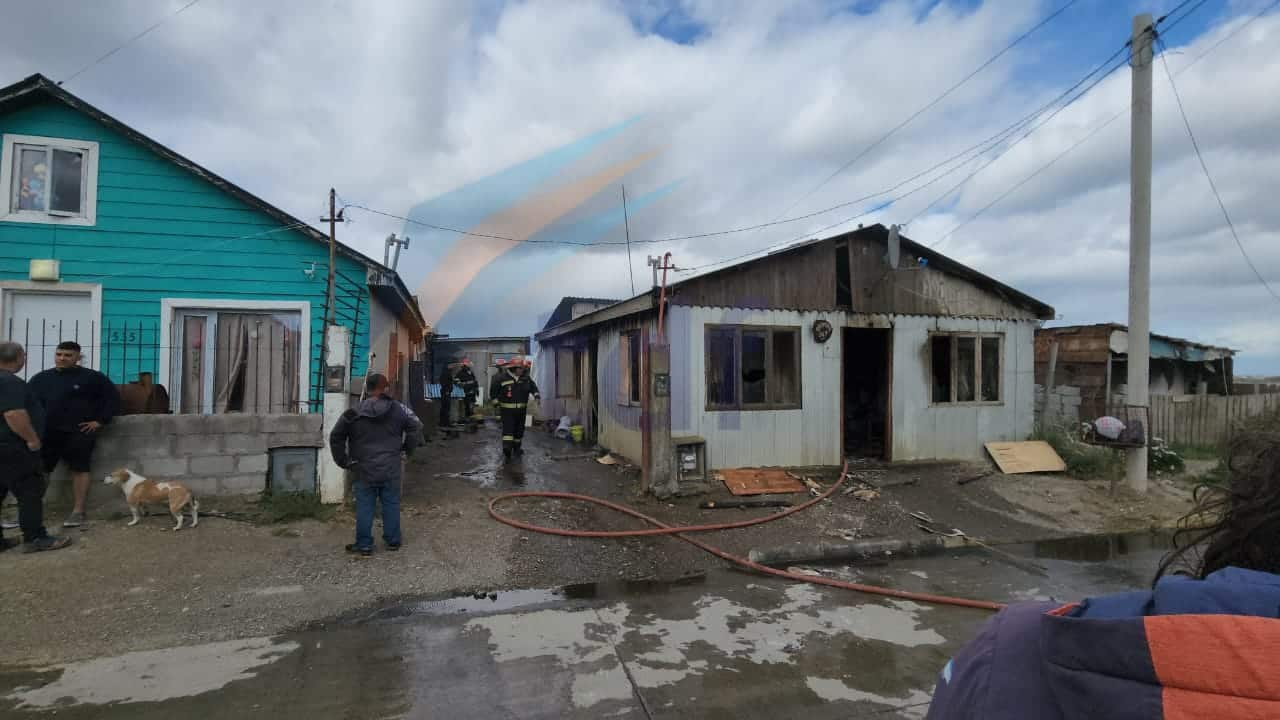 Se incendiaron dos viviendas y una mujer con sus hijos debieron ser trasladados al hospital