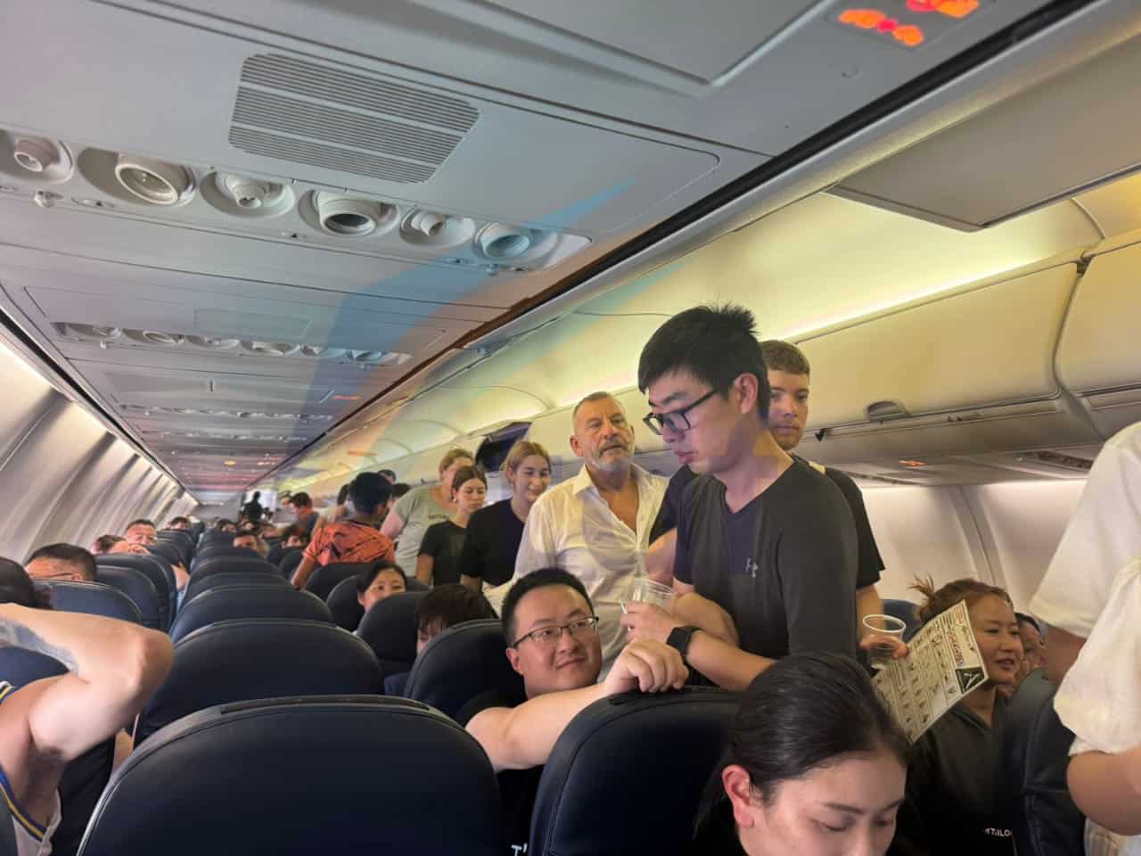 Pasajeros de Fly Bondi que viajaban a Ushuaia estuvieron más de una hora en el avión esperando que arreglen problemas técnicos