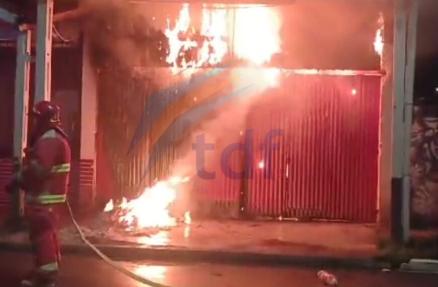 Más de 50 bomberos trabajaron para sofocar el incendio del Supermercado La Victoria