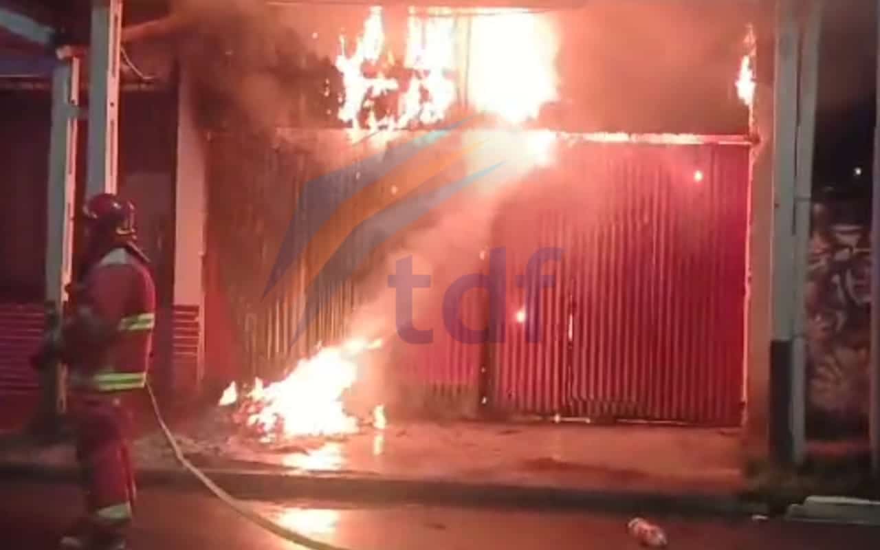 Más de 50 bomberos trabajaron para sofocar el incendio del Supermercado La Victoria