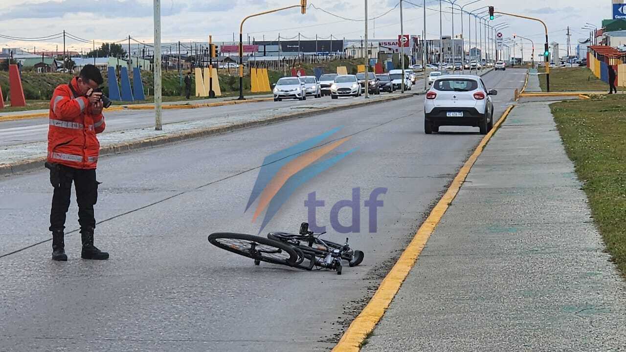 Ciclista hospitalizado tras ser atropellado por un auto