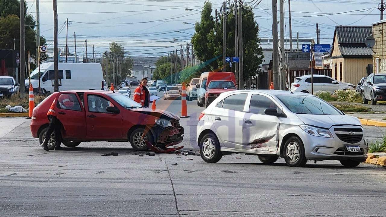 Conductor trasladado al hospital por un choque en esquina céntrica de Río Grande