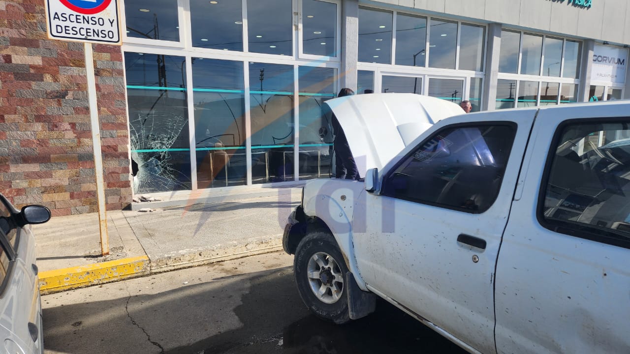 Una camioneta se quedó sin frenos e impactó contra el frente de un local