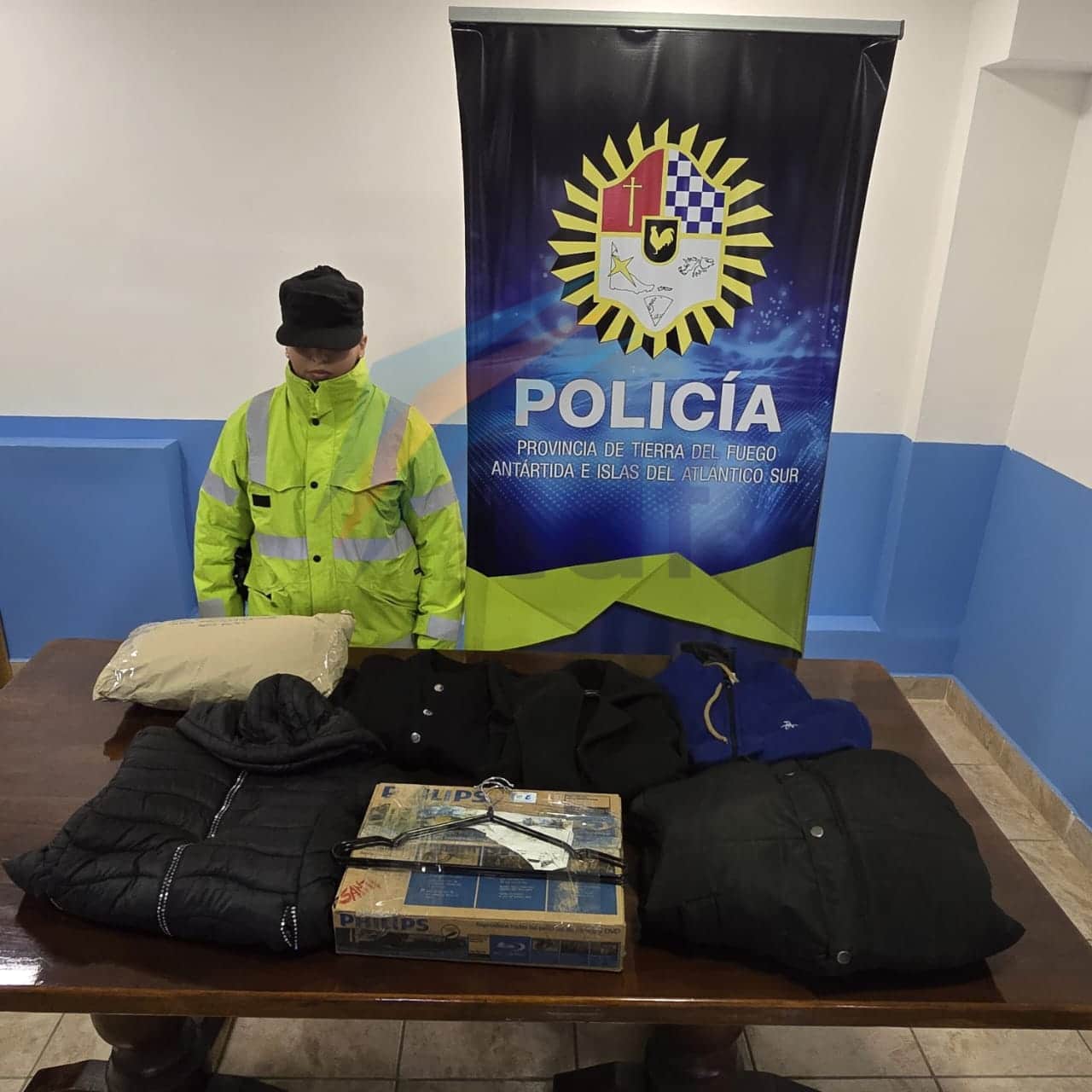 Dos jóvenes fueron aprehendidos por trasladar elementos robados en un automóvil