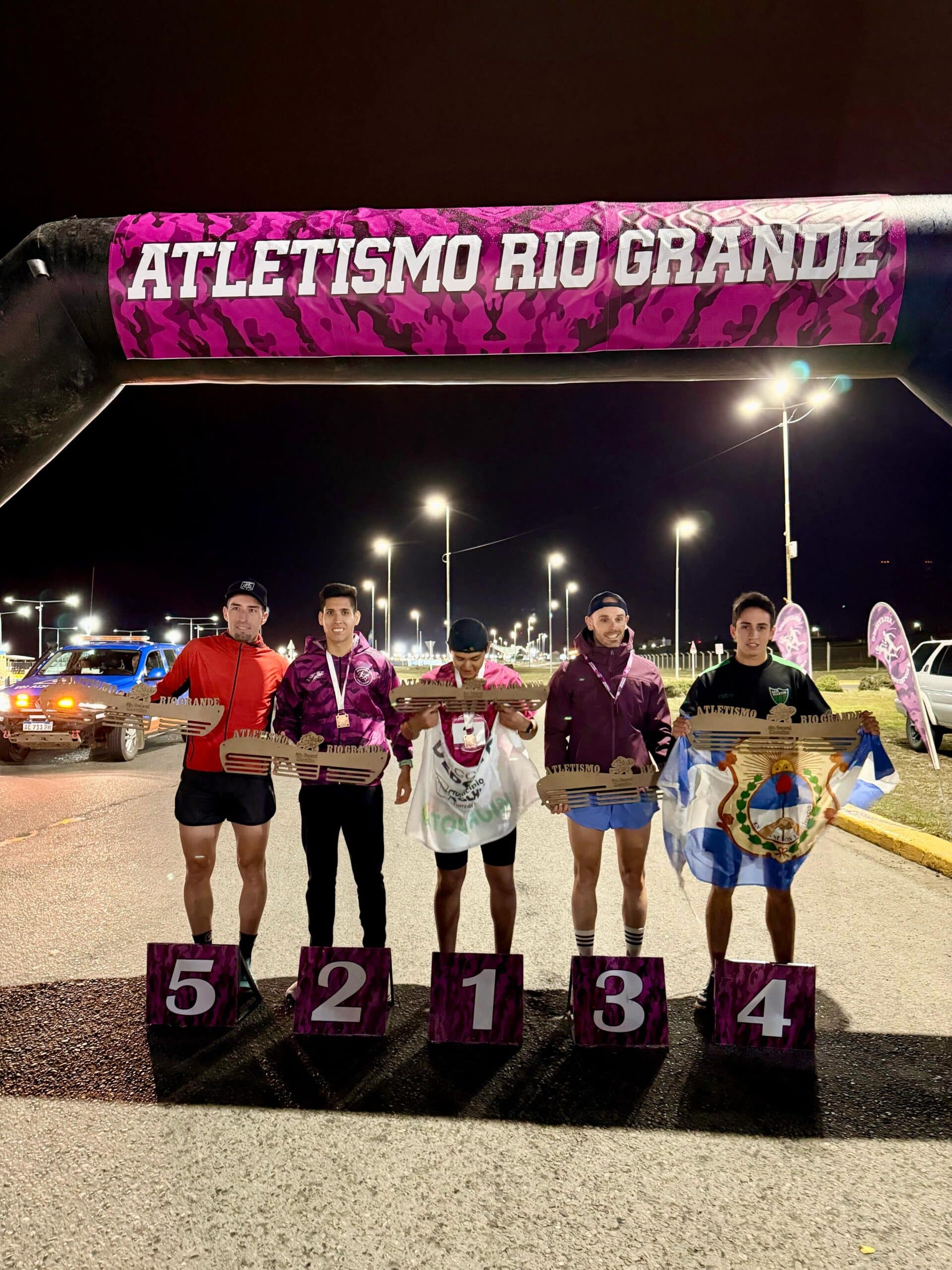 Atletismo Río Grande realizó su competencia aniversario con una carrera nocturna