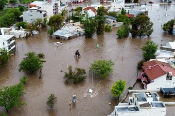 El intendente de Bahía Blanca confirmó que todavía hay zonas inundadas y que continúa la búsqueda de las menores desaparecidas